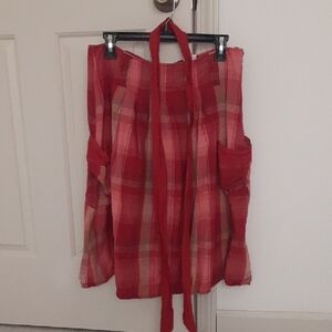 H&M Red Plaid pleated skirt with pockets and belt. Size 10.